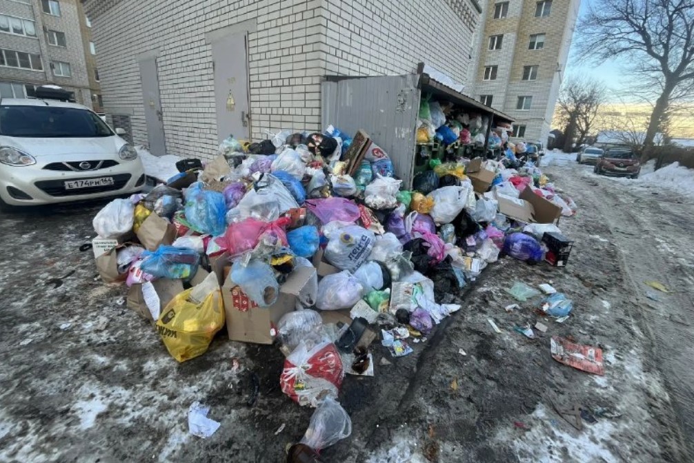 Саратовцам назвали адреса, где дольше всего не вывозится мусор
